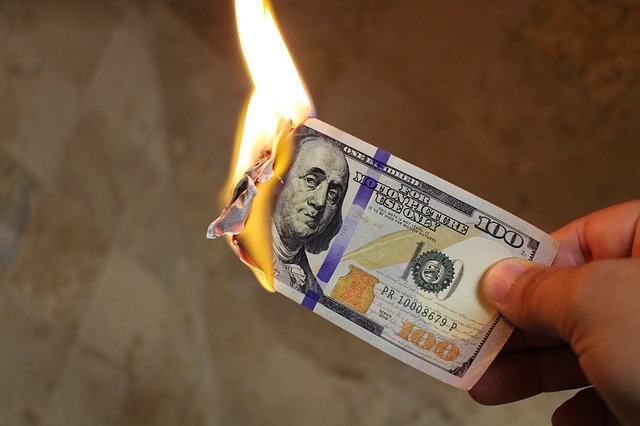 hořící peníze