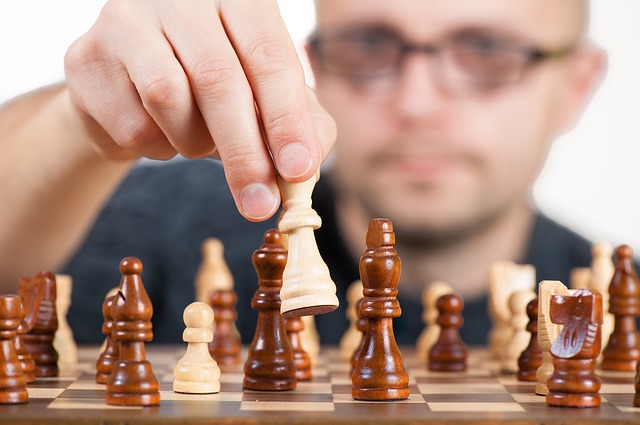 muž a šachy